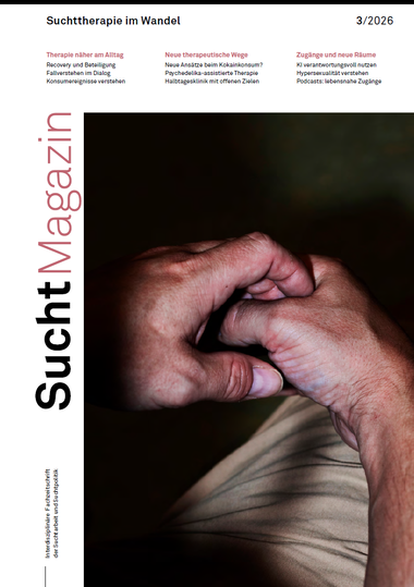 Das Cover des SuchtMagazin Nr. 3/2026: zwei Hände ruhend auf einem Bein vor dunklem Untergrund