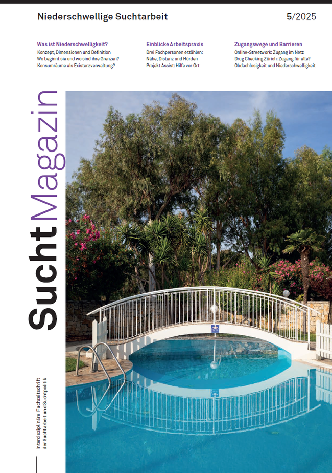 Das Cover des SuchtMagazin Nr. 5/2025 zeigt einen Swimmingpool mit einer kleinen weissen Brücke, umgeben von grünen Bäumen und blühenden Sträuchern unter blauem Himmel