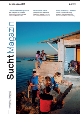 Das Cover des SuchtMagazin Nr. 2/2026: Menschen an einem Ufer vor einem einfachen Gebäude, einige nutzen Smartphones, andere sind im Gespräch