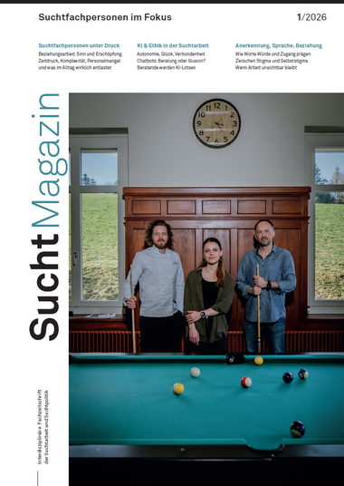 Das Cover des SuchtMagazin Nr. 1/2026: Drei Personen stehen hinter einem Billardtisch in einem hellen Raum mit Holzvertäfelung